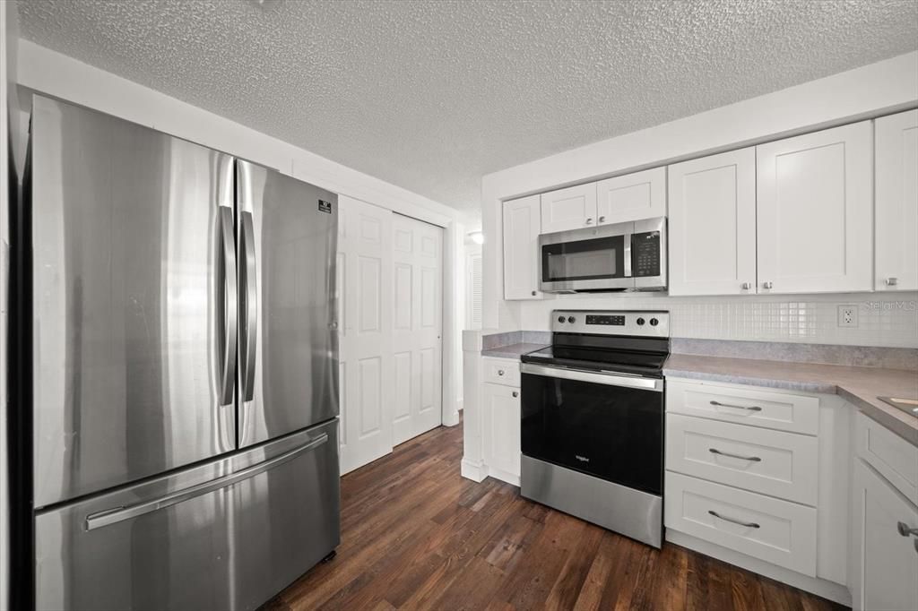 Active With Contract: $239,000 (3 beds, 2 baths, 1232 Square Feet)