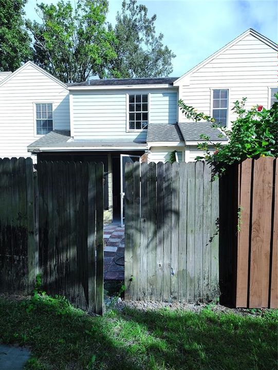 На продажу: $199,900 (2 спален, 1 ванн, 896 Квадратных фут)