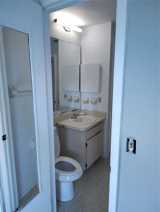 На продажу: $199,900 (2 спален, 1 ванн, 896 Квадратных фут)