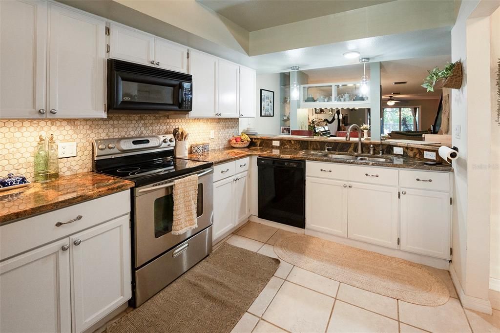 合同活跃: $294,700 (3 贝兹, 2 浴室, 2029 平方英尺)