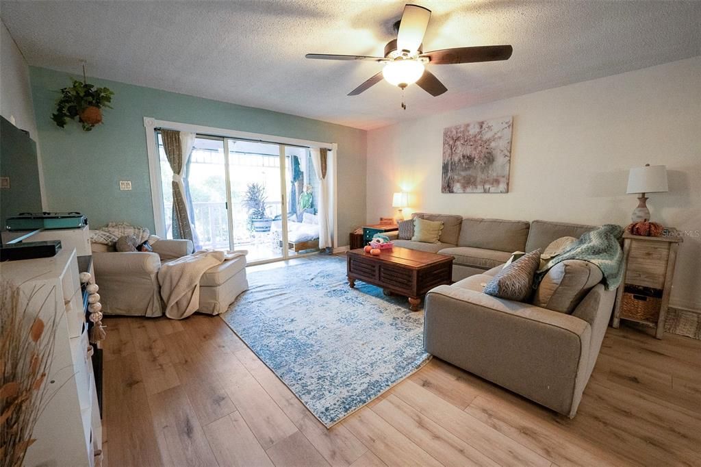 合同活跃: $294,700 (3 贝兹, 2 浴室, 2029 平方英尺)