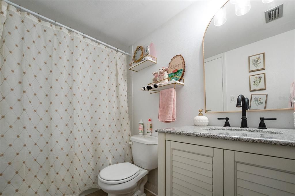 合同活跃: $294,700 (3 贝兹, 2 浴室, 2029 平方英尺)