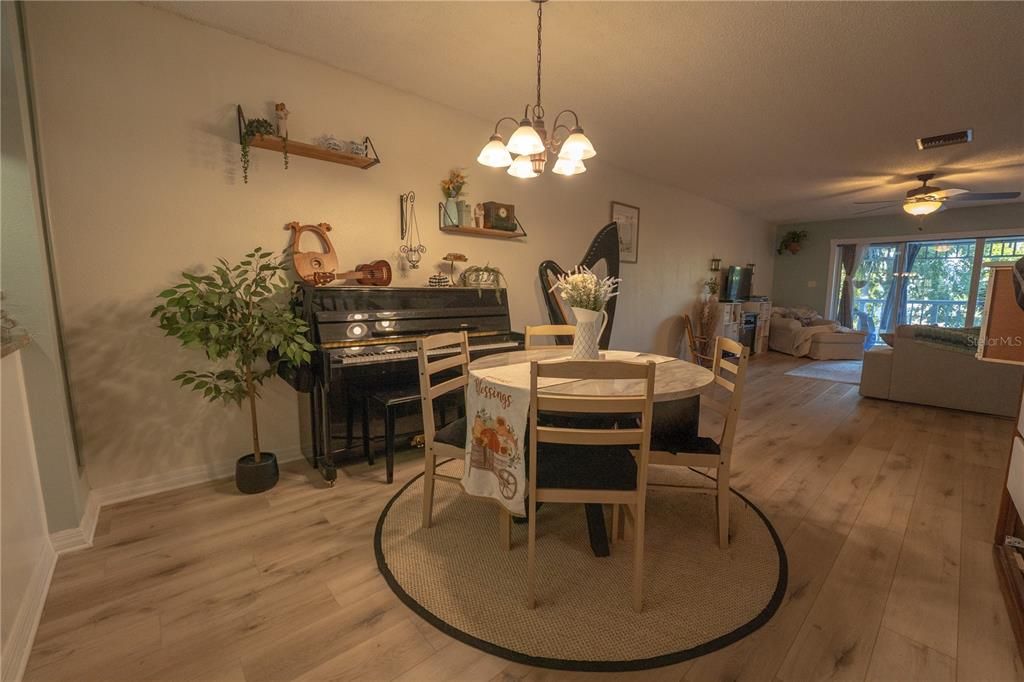 合同活跃: $294,700 (3 贝兹, 2 浴室, 2029 平方英尺)