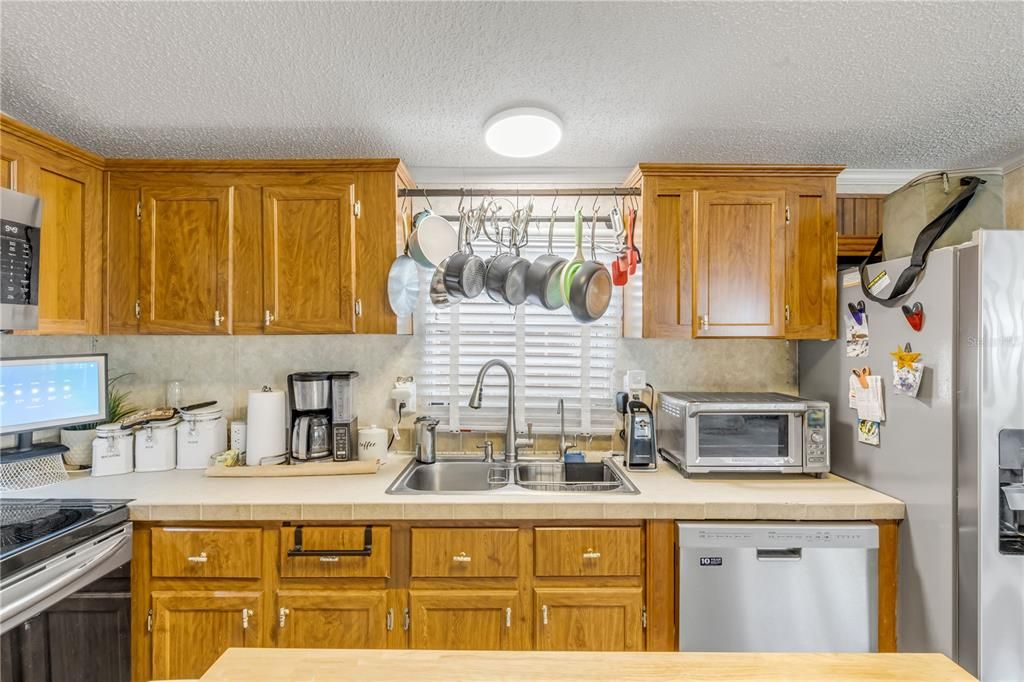 For Sale: $240,000 (2 beds, 2 baths, 1054 Square Feet)