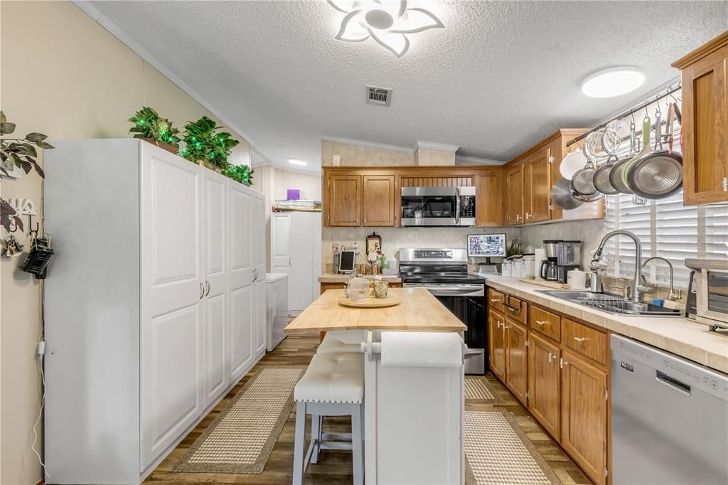 For Sale: $240,000 (2 beds, 2 baths, 1054 Square Feet)