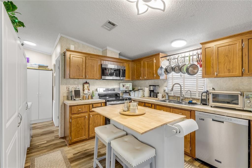 For Sale: $240,000 (2 beds, 2 baths, 1054 Square Feet)