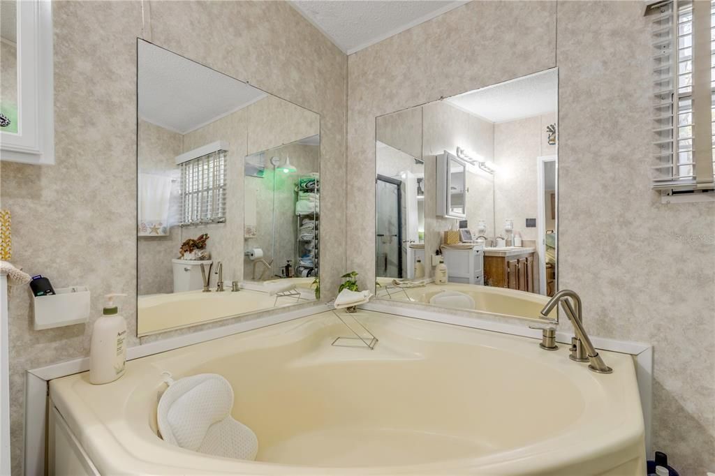 For Sale: $240,000 (2 beds, 2 baths, 1054 Square Feet)