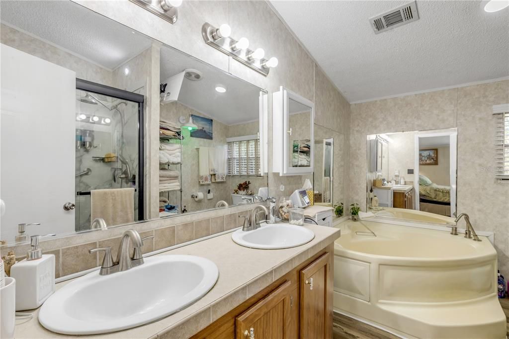 For Sale: $240,000 (2 beds, 2 baths, 1054 Square Feet)