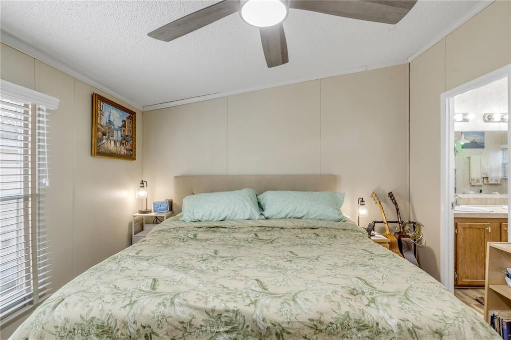 For Sale: $240,000 (2 beds, 2 baths, 1054 Square Feet)