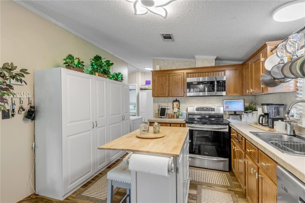 For Sale: $240,000 (2 beds, 2 baths, 1054 Square Feet)