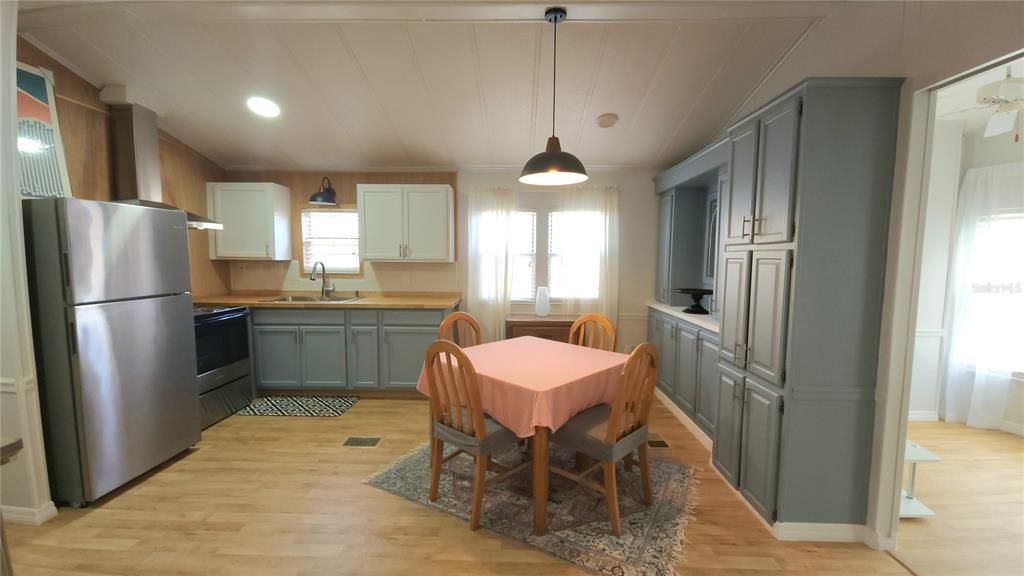 For Sale: $119,900 (2 beds, 1 baths, 670 Square Feet)