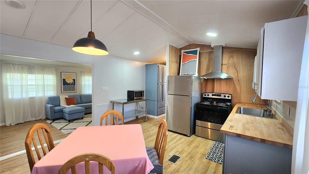 For Sale: $119,900 (2 beds, 1 baths, 670 Square Feet)