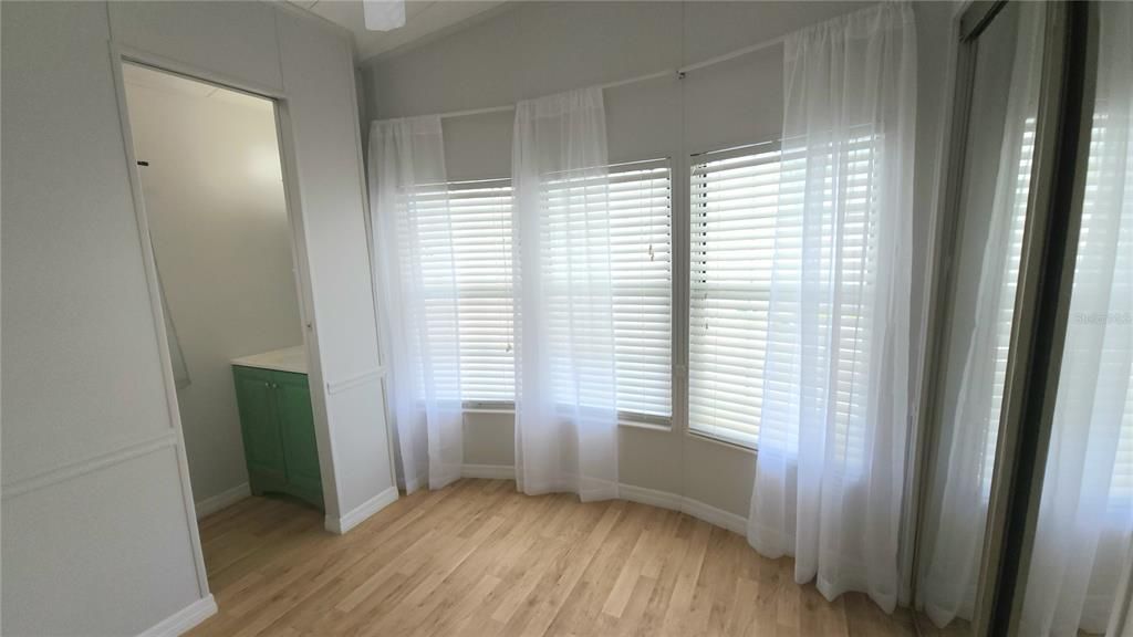 For Sale: $119,900 (2 beds, 1 baths, 670 Square Feet)