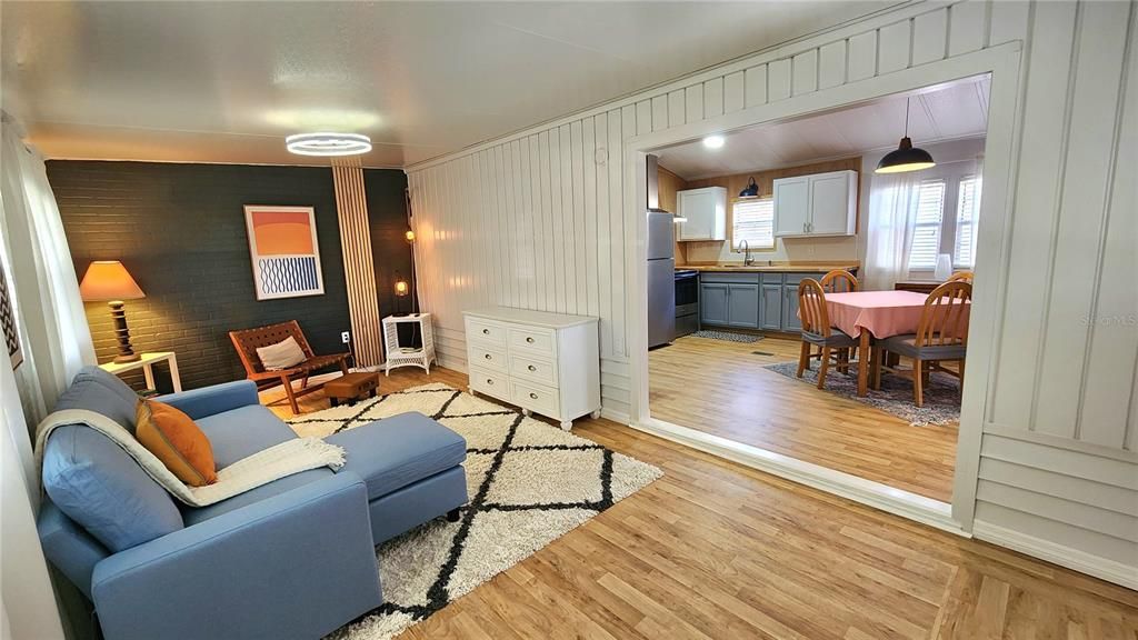 For Sale: $119,900 (2 beds, 1 baths, 670 Square Feet)