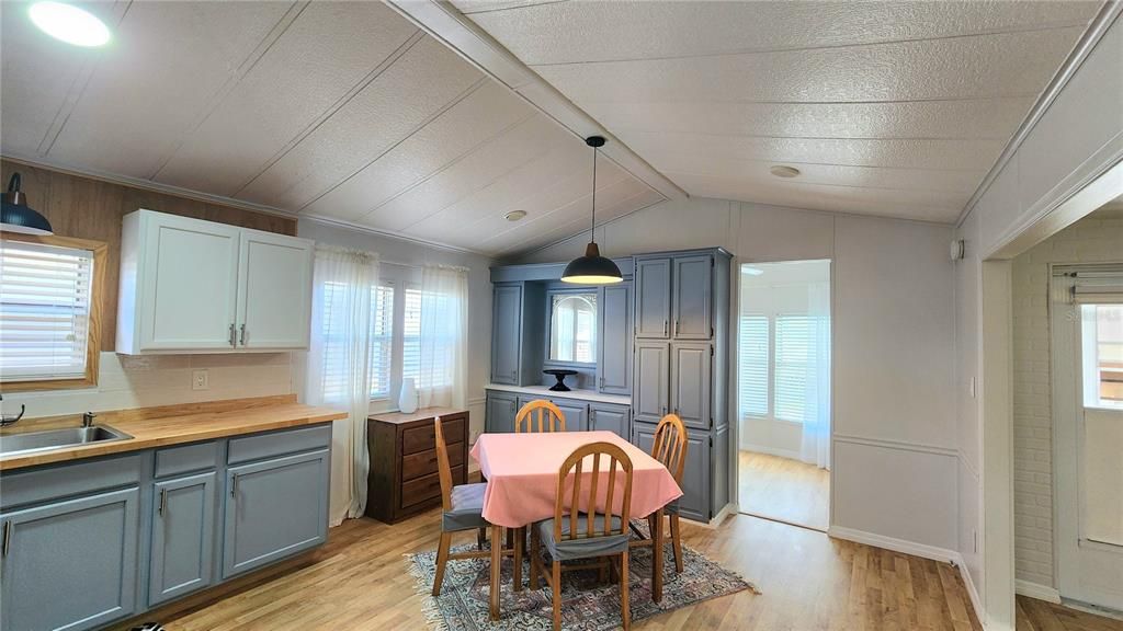 For Sale: $119,900 (2 beds, 1 baths, 670 Square Feet)