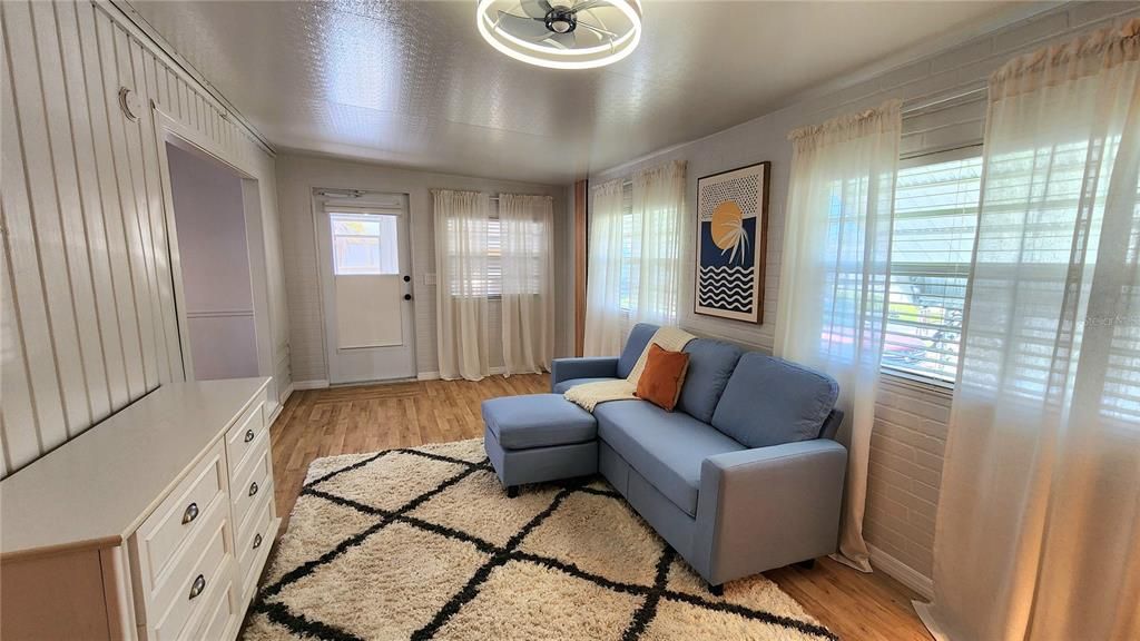 For Sale: $119,900 (2 beds, 1 baths, 670 Square Feet)