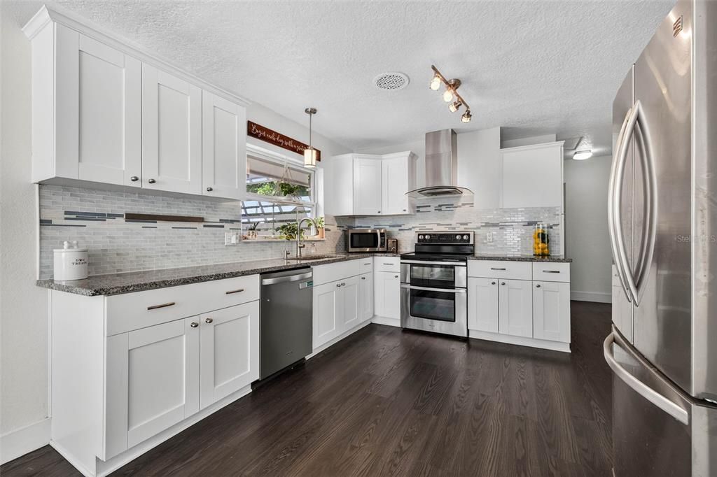 合同活跃: $350,000 (2 贝兹, 2 浴室, 1041 平方英尺)