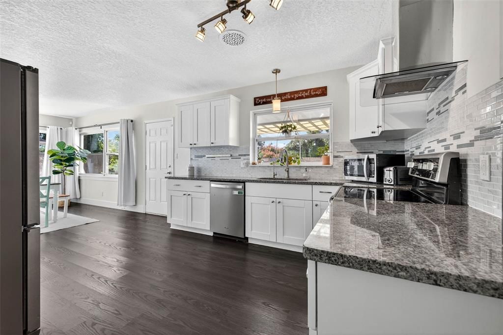 合同活跃: $350,000 (2 贝兹, 2 浴室, 1041 平方英尺)