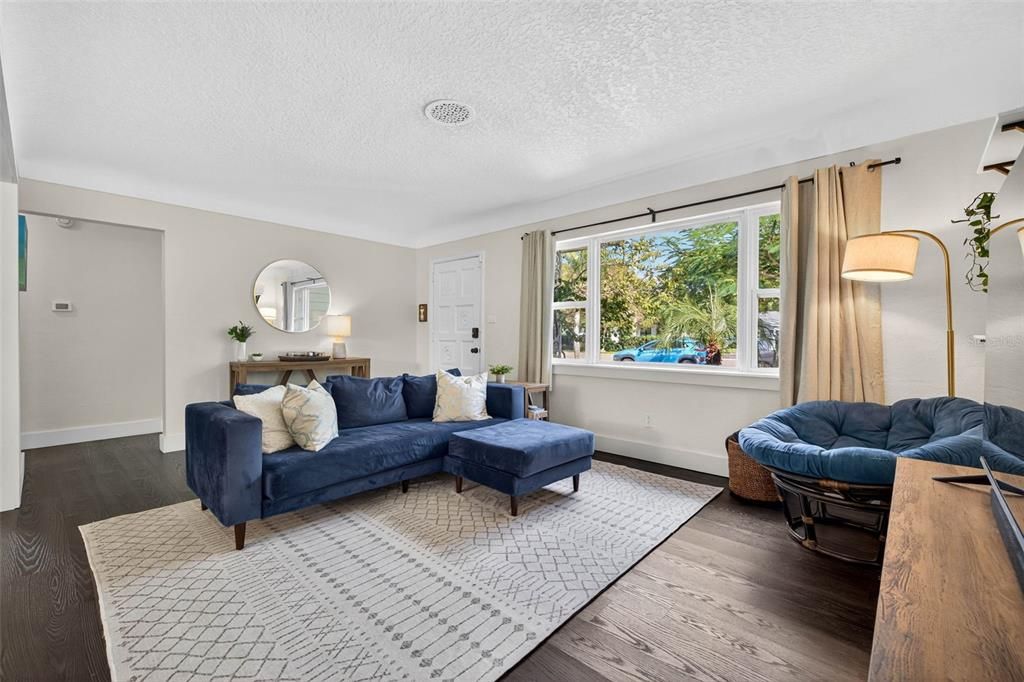 合同活跃: $350,000 (2 贝兹, 2 浴室, 1041 平方英尺)