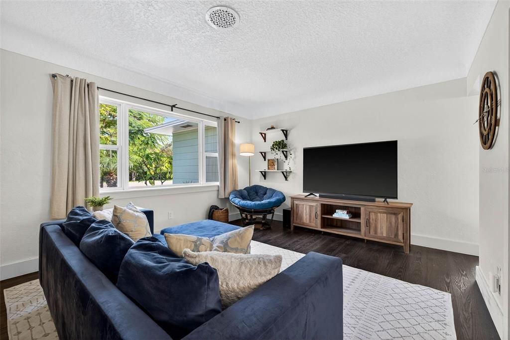 合同活跃: $350,000 (2 贝兹, 2 浴室, 1041 平方英尺)