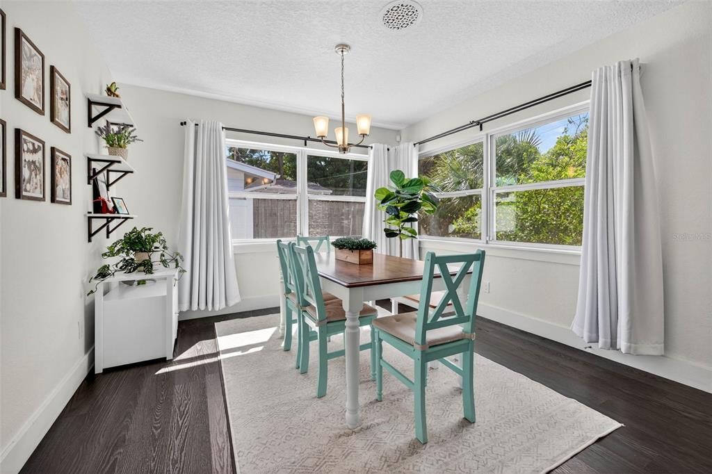 合同活跃: $350,000 (2 贝兹, 2 浴室, 1041 平方英尺)