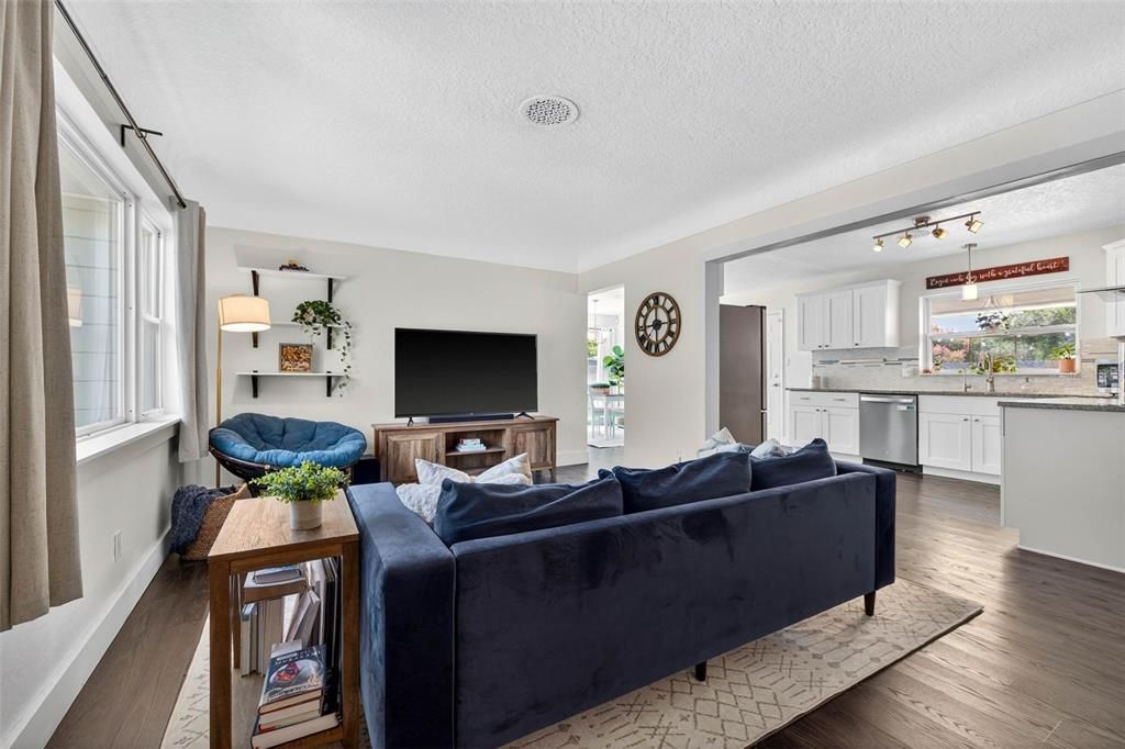 合同活跃: $350,000 (2 贝兹, 2 浴室, 1041 平方英尺)