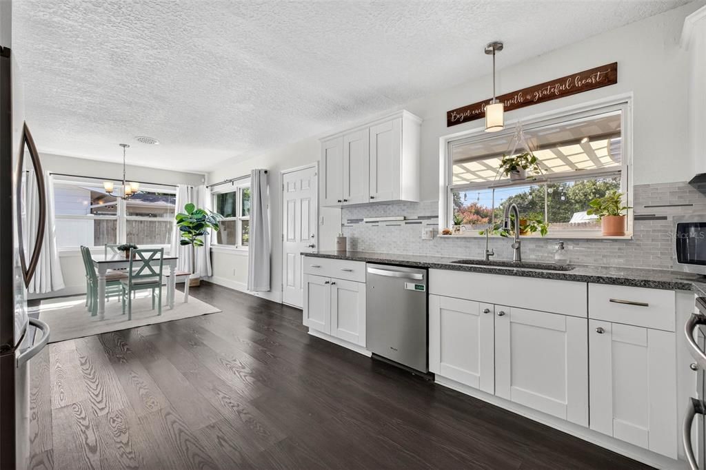 合同活跃: $350,000 (2 贝兹, 2 浴室, 1041 平方英尺)