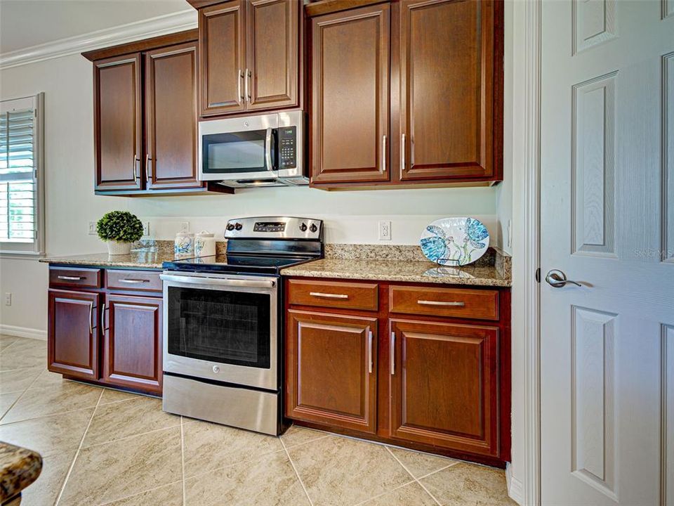 Active With Contract: $475,000 (3 beds, 2 baths, 1984 Square Feet)