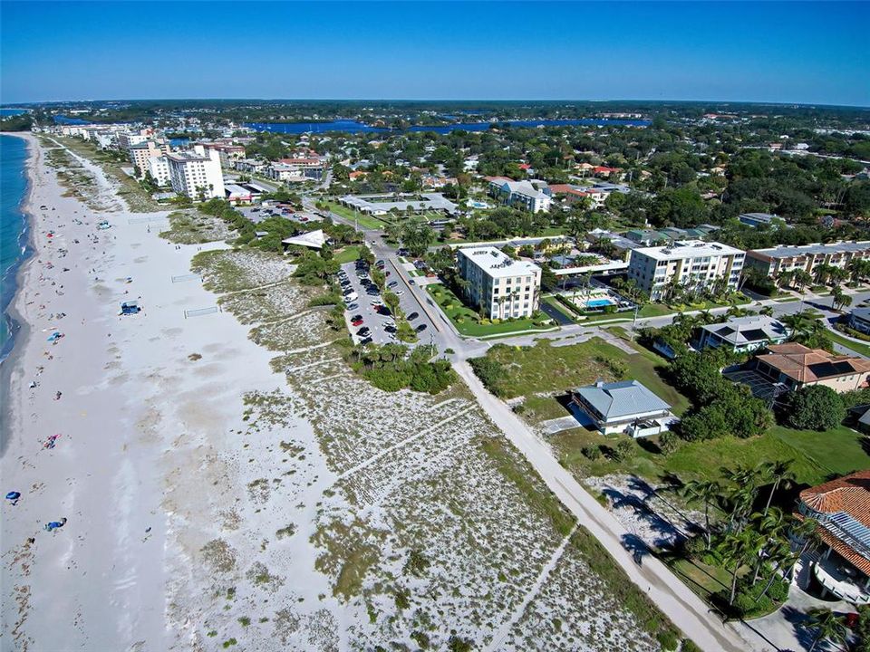 Active With Contract: $475,000 (3 beds, 2 baths, 1984 Square Feet)