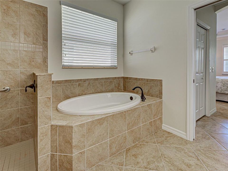 Active With Contract: $475,000 (3 beds, 2 baths, 1984 Square Feet)