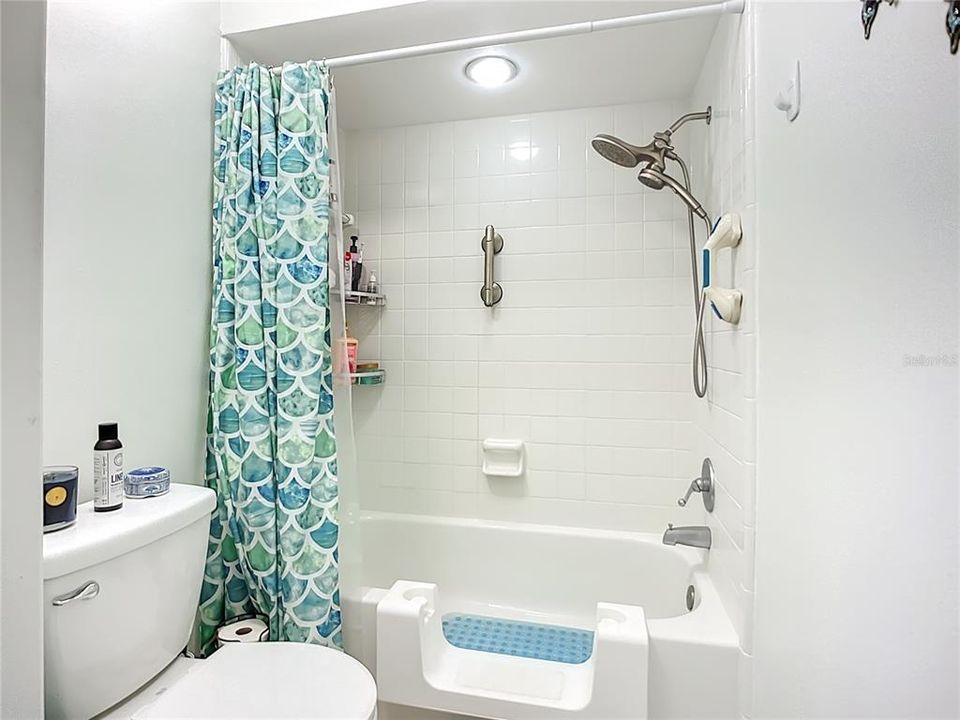 合同活跃: $333,999 (2 贝兹, 2 浴室, 1761 平方英尺)