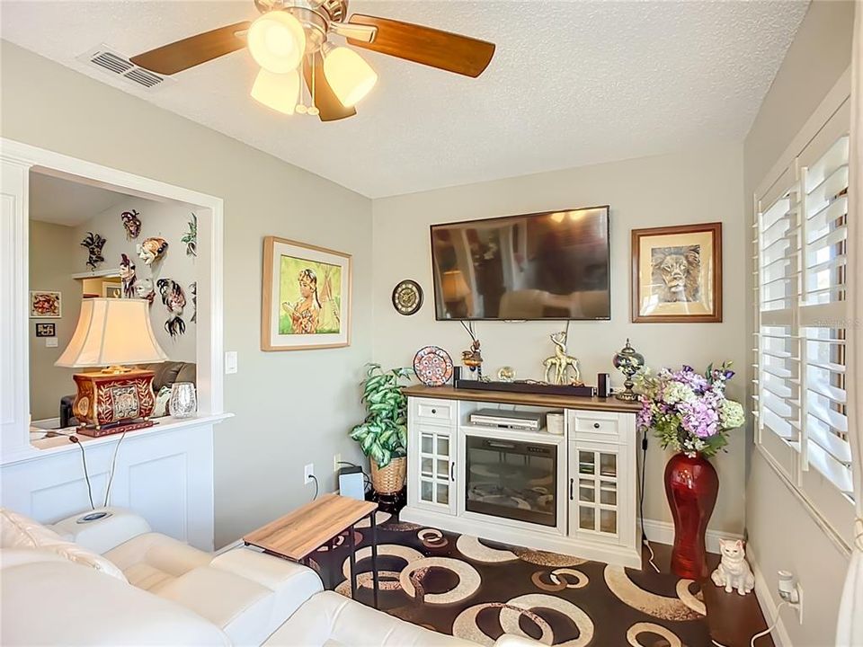 合同活跃: $333,999 (2 贝兹, 2 浴室, 1761 平方英尺)