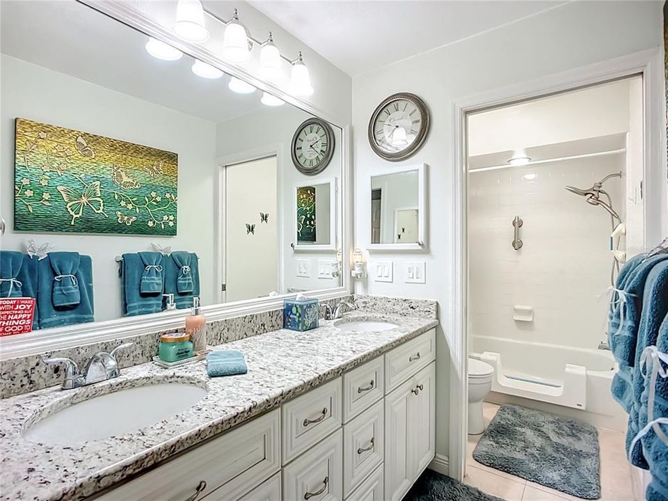 合同活跃: $333,999 (2 贝兹, 2 浴室, 1761 平方英尺)