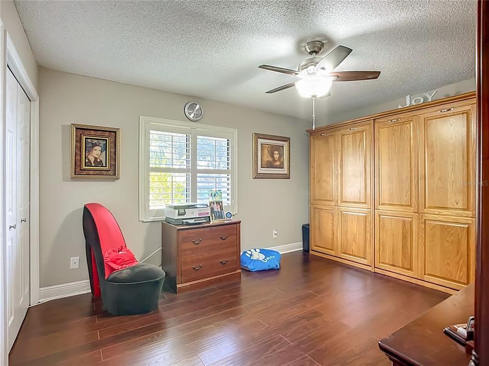 合同活跃: $333,999 (2 贝兹, 2 浴室, 1761 平方英尺)