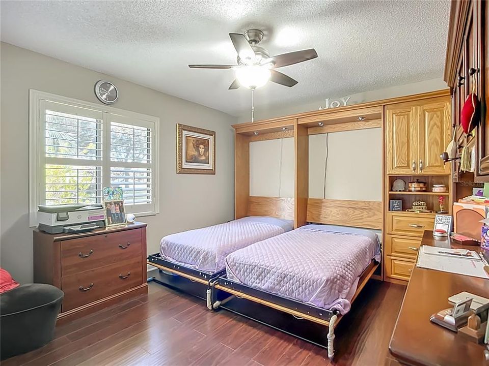 合同活跃: $333,999 (2 贝兹, 2 浴室, 1761 平方英尺)