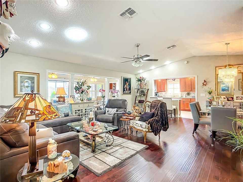 合同活跃: $333,999 (2 贝兹, 2 浴室, 1761 平方英尺)