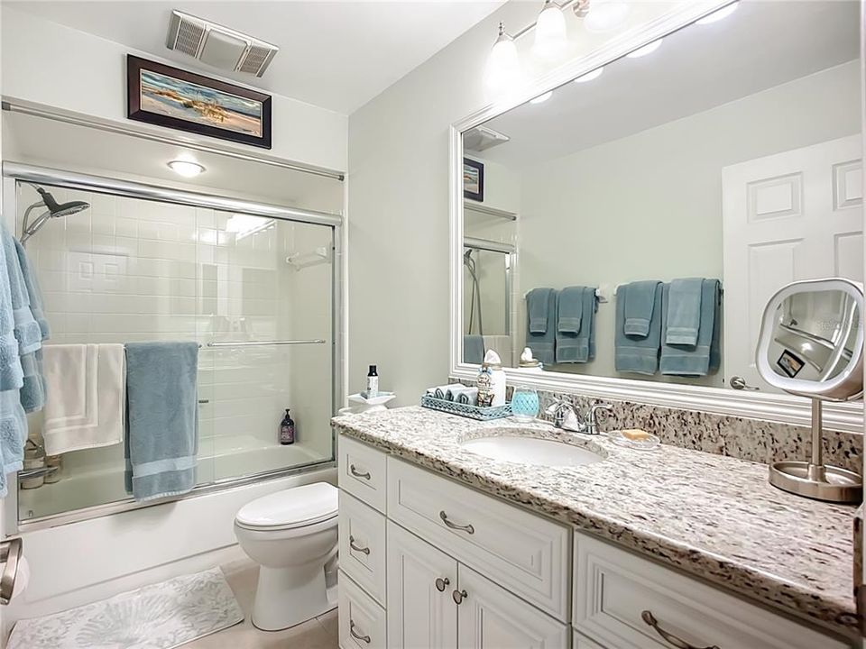 合同活跃: $333,999 (2 贝兹, 2 浴室, 1761 平方英尺)