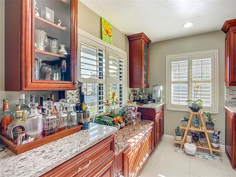 合同活跃: $333,999 (2 贝兹, 2 浴室, 1761 平方英尺)