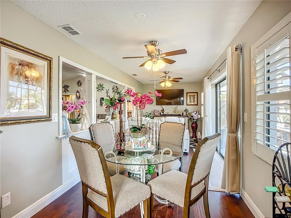 合同活跃: $333,999 (2 贝兹, 2 浴室, 1761 平方英尺)