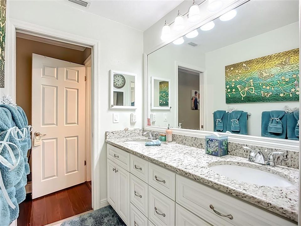 合同活跃: $333,999 (2 贝兹, 2 浴室, 1761 平方英尺)