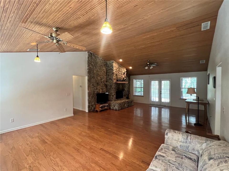 En Venta: $595,000 (3 camas, 2 baños, 2365 Pies cuadrados)