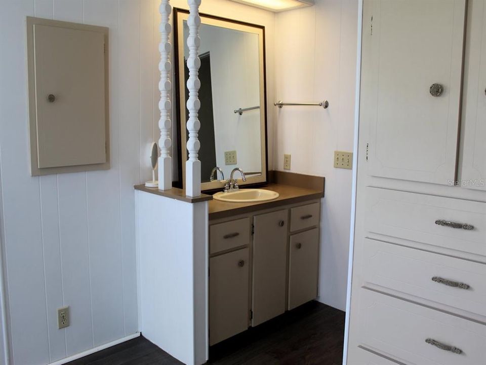 合同活跃: $77,000 (2 贝兹, 2 浴室, 952 平方英尺)