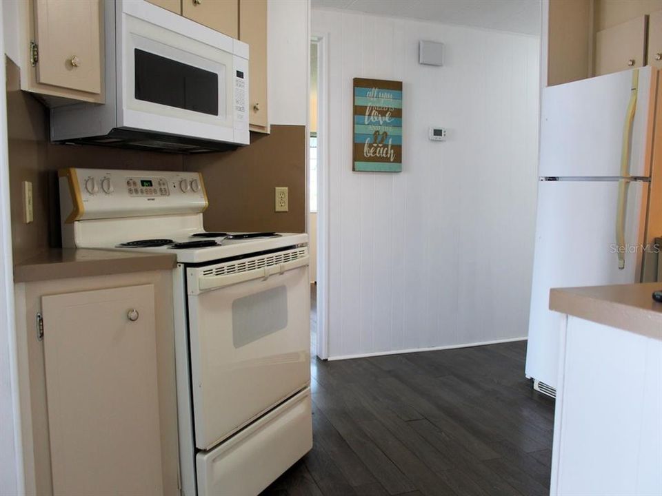 合同活跃: $77,000 (2 贝兹, 2 浴室, 952 平方英尺)