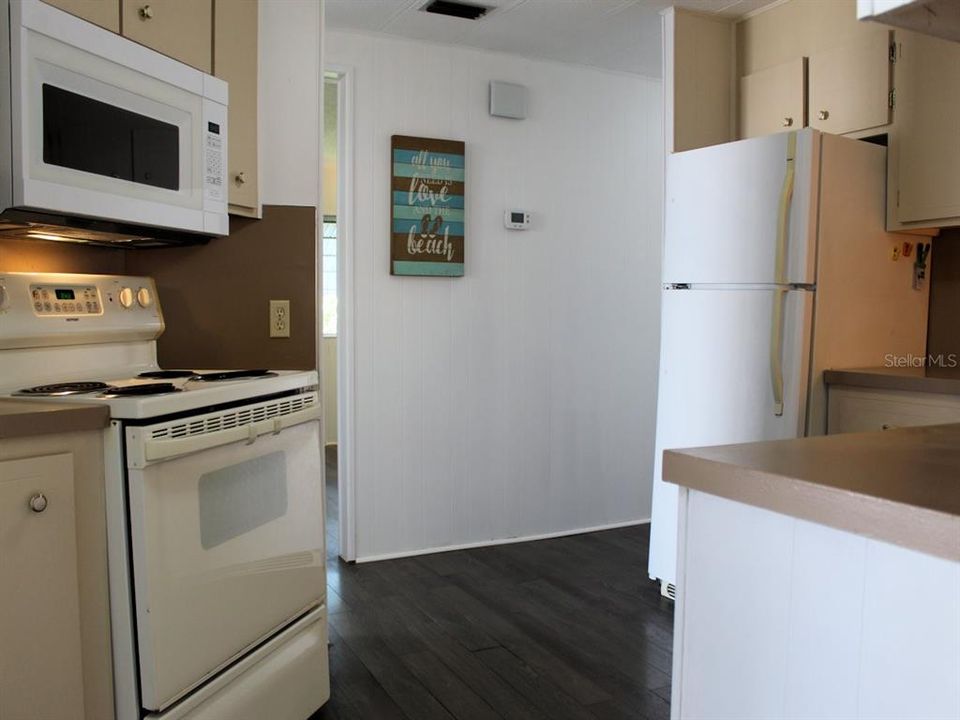 合同活跃: $77,000 (2 贝兹, 2 浴室, 952 平方英尺)