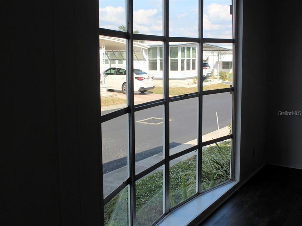 合同活跃: $77,000 (2 贝兹, 2 浴室, 952 平方英尺)