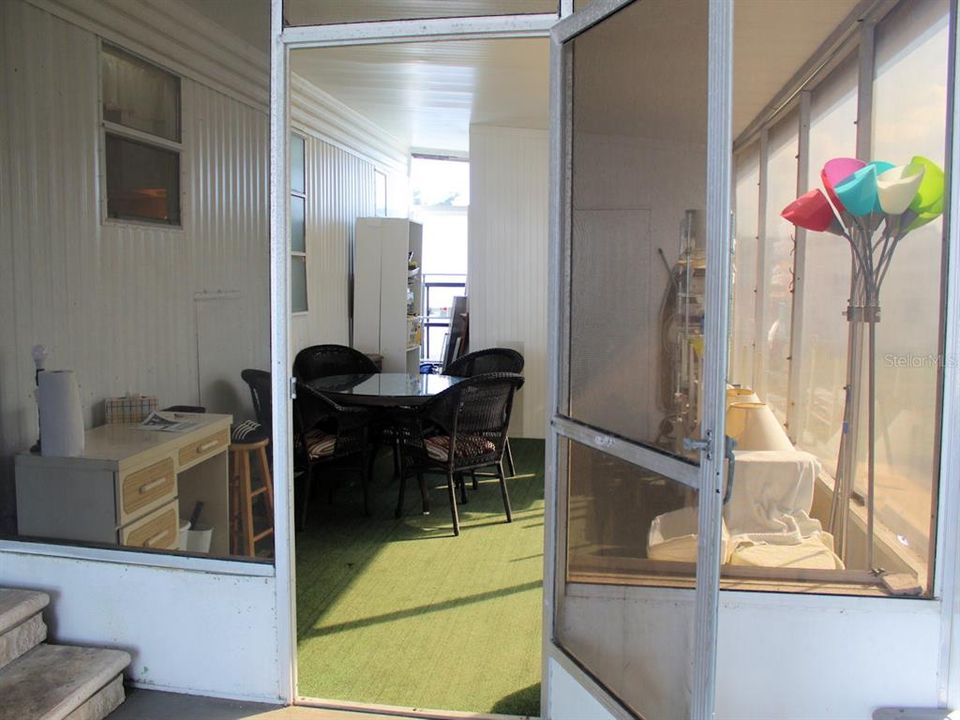 合同活跃: $77,000 (2 贝兹, 2 浴室, 952 平方英尺)