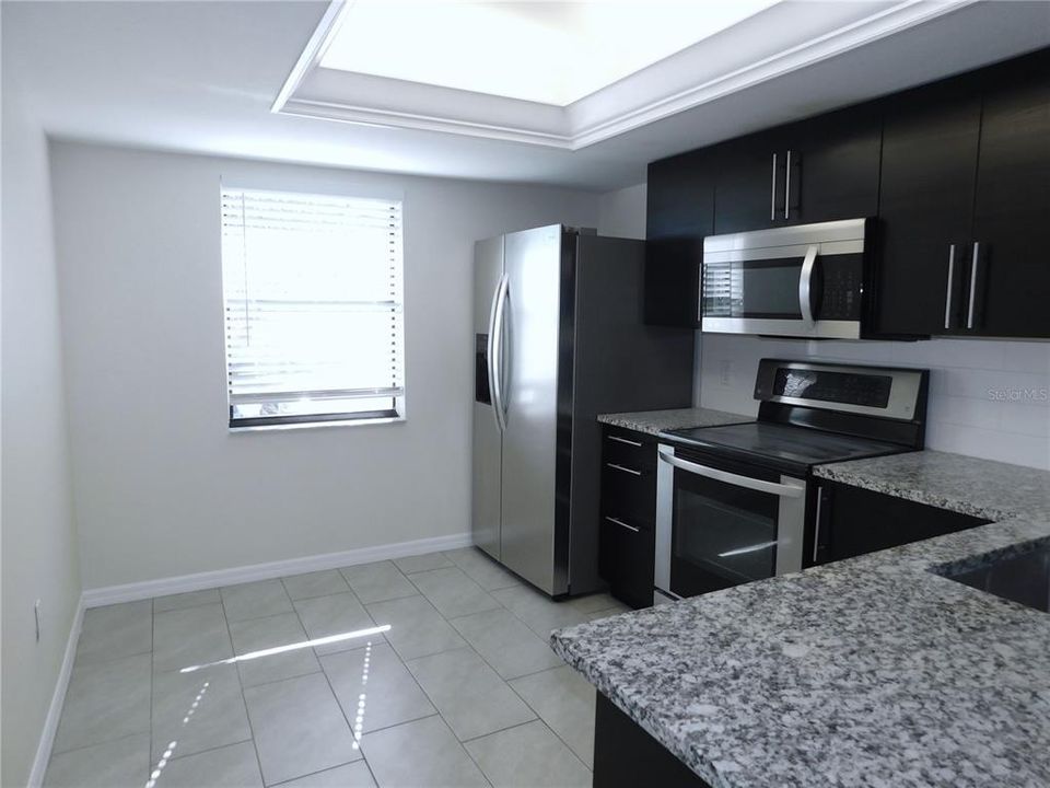 出租: $1,690 (2 贝兹, 2 浴室, 879 平方英尺)