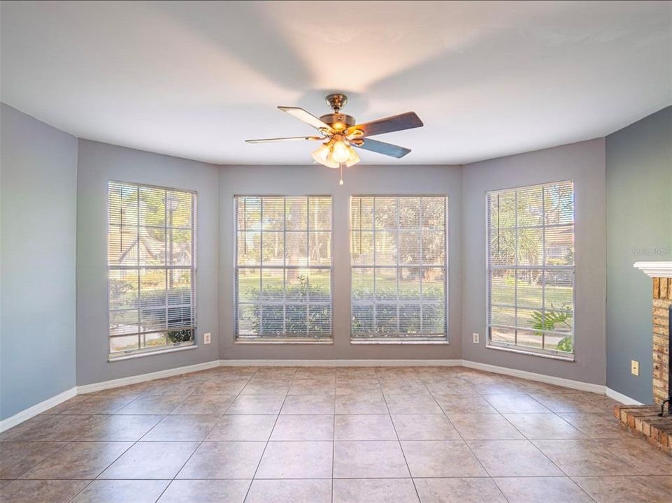 Active With Contract: $195,500 (2 beds, 2 baths, 998 Square Feet)