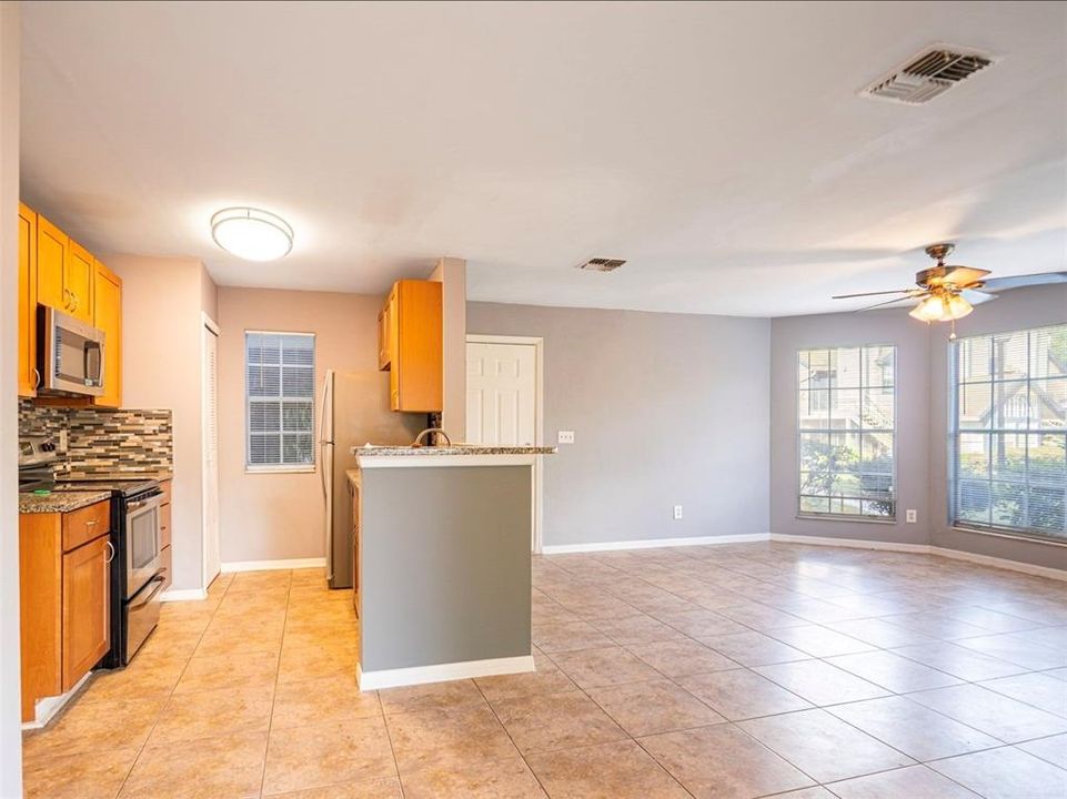 Active With Contract: $195,500 (2 beds, 2 baths, 998 Square Feet)