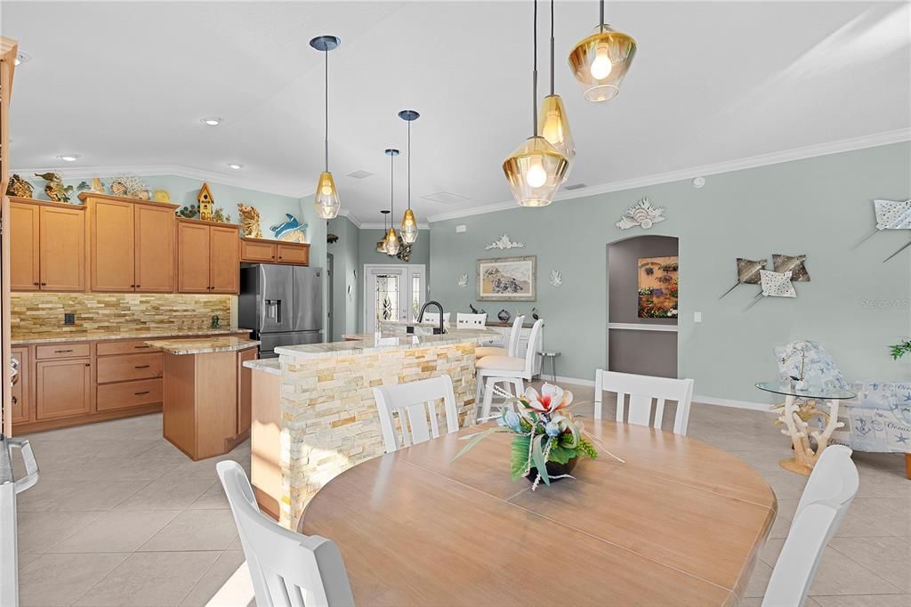 合同活跃: $550,000 (3 贝兹, 2 浴室, 1700 平方英尺)